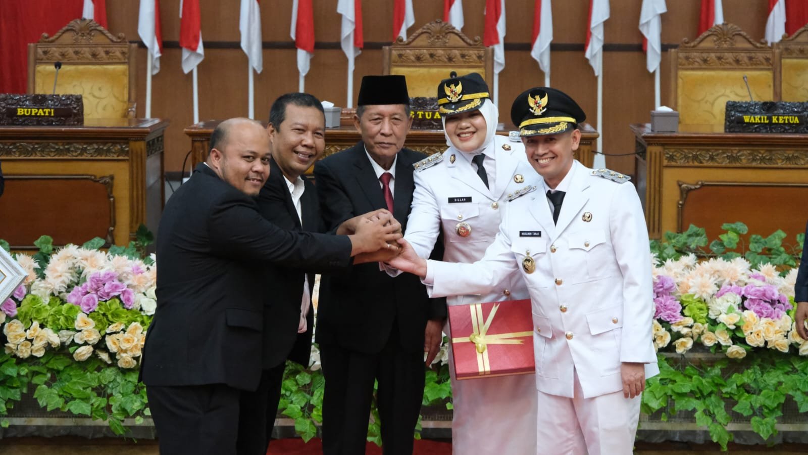 Wakil Gubernur Jambi Abdullah Sani bersama Bupati dan Wakil Bupati Tanjung Jabung Timur yang telah dilantik