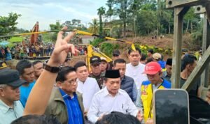 Gubernur Jambi, Al Haris meninjau jalan lintas Sumatra Jambi – Sumatera Barat yang putus di Kabupaten Bungo