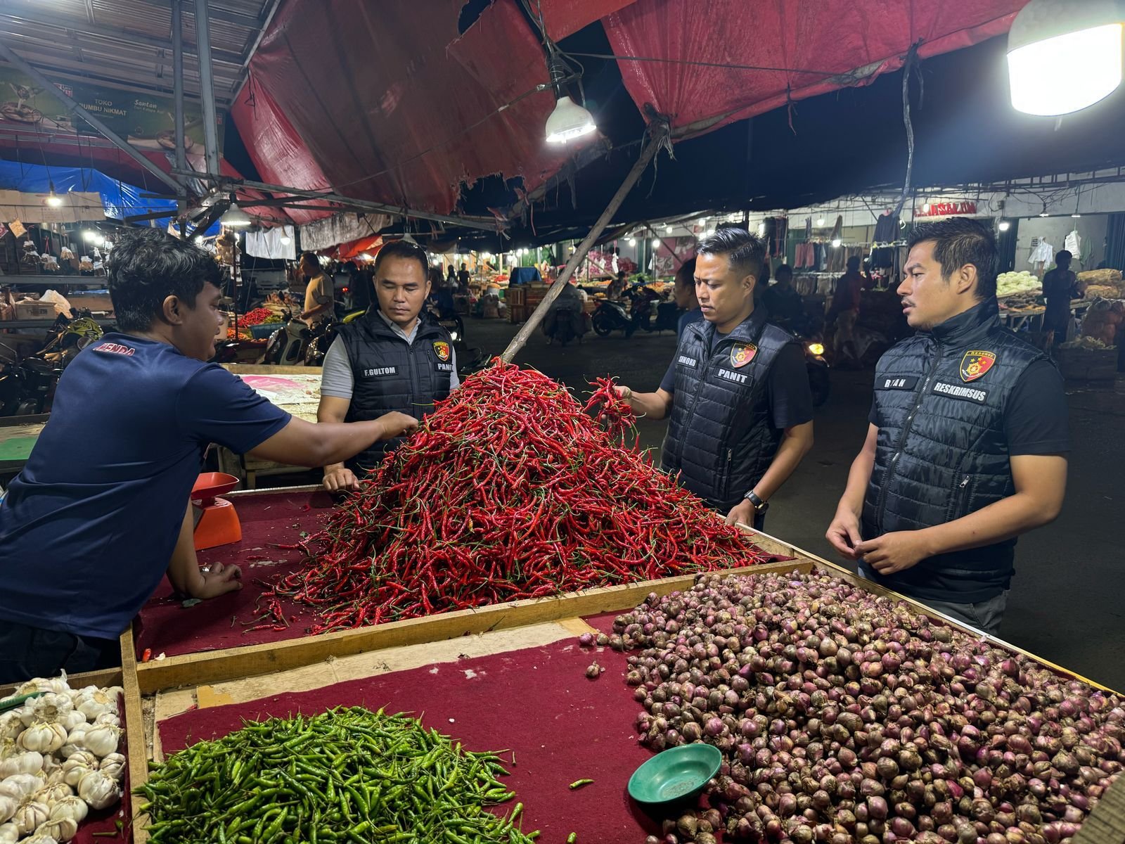 Satgas Pangan Ditreskrimsus Polda Jambi saat memantau stok cabe di pasar