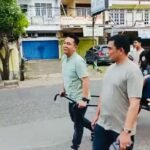 Kapolresta Jambi Kombes Pol Boy Binanga Siregar saat menarik becak rickshaw
