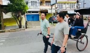 Kapolresta Jambi Kombes Pol Boy Binanga Siregar saat menarik becak rickshaw