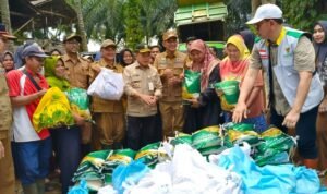 Gubernur Jambi Al Haris saat menyerahkan bantuan bagi warga terdampak banjir