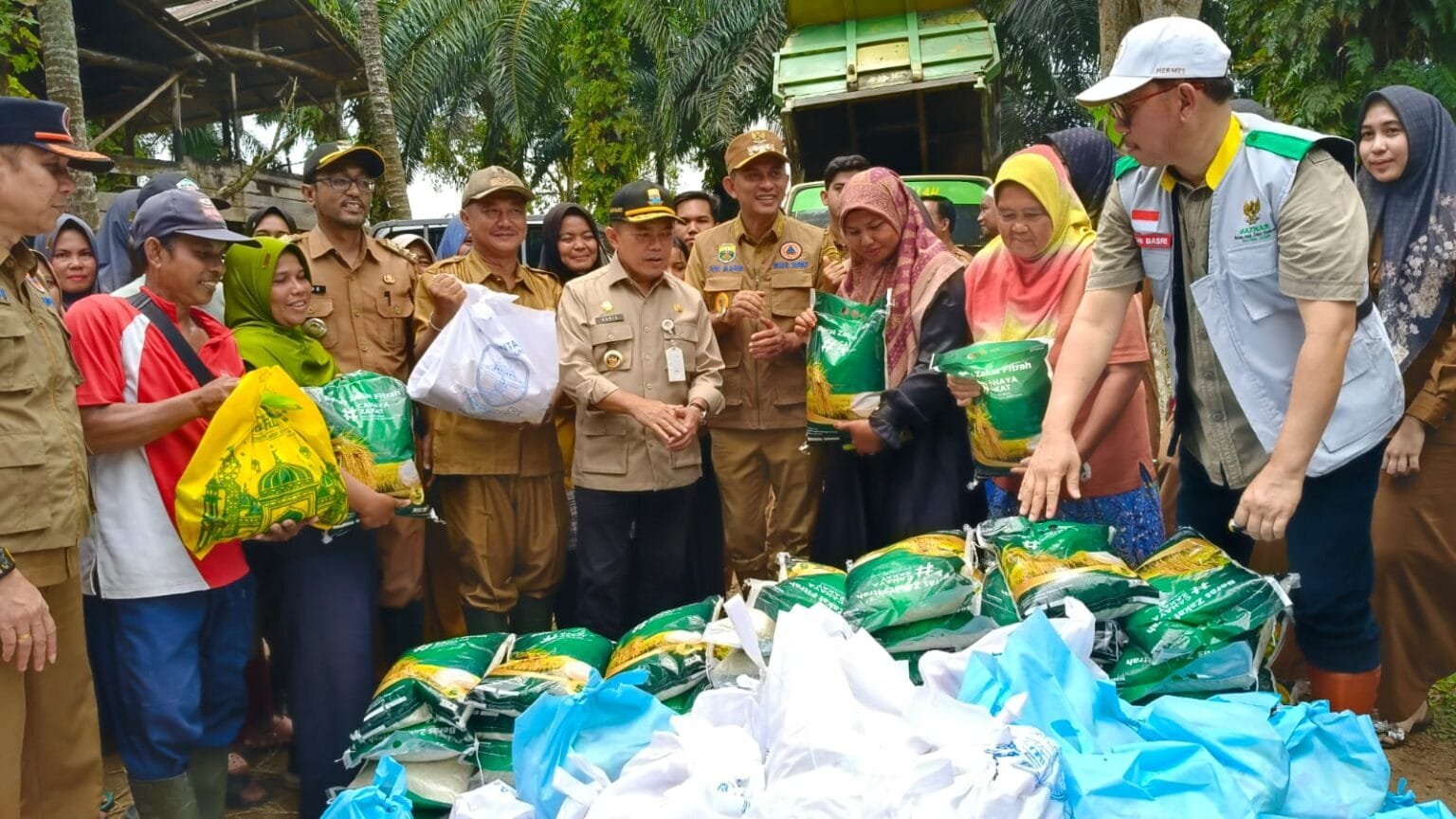 Gubernur Jambi Al Haris saat menyerahkan bantuan bagi warga terdampak banjir