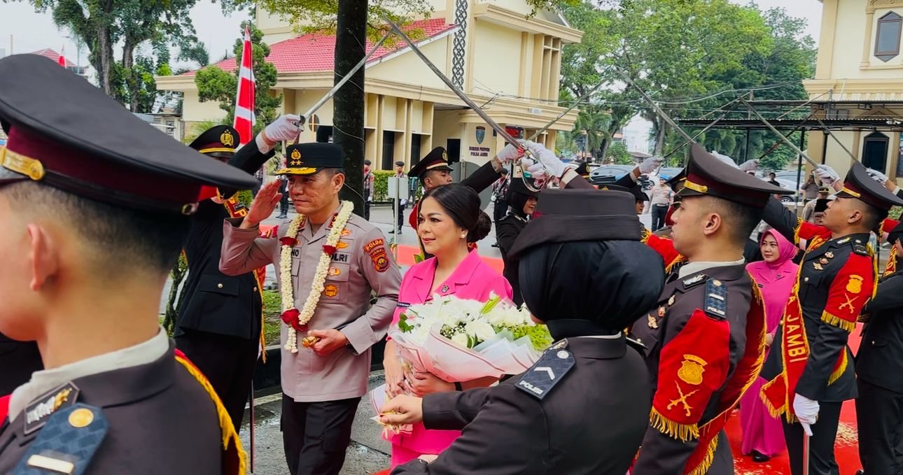 Tradisi kesatuan penyambutan Kapolda Jambi Irjen Pol Krisno H Siregar di Mapolda Jambi