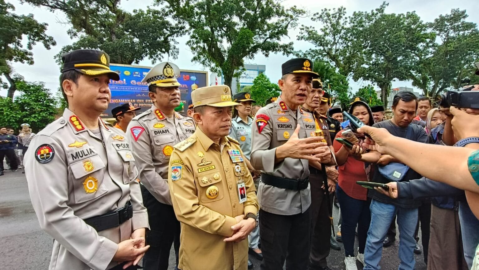 Gubernur Jambi Al Haris saat menghadiri apel pasukan operasi ketupat pengamanan Idul Fitri 1446 H tahun 2025