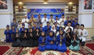 Dirpolairud Polda Jambi Kombes Pol Agus Tri Waluyo foto bersama Tim Kesenian Islami Hadroh binaan Polairud Polda Jambi