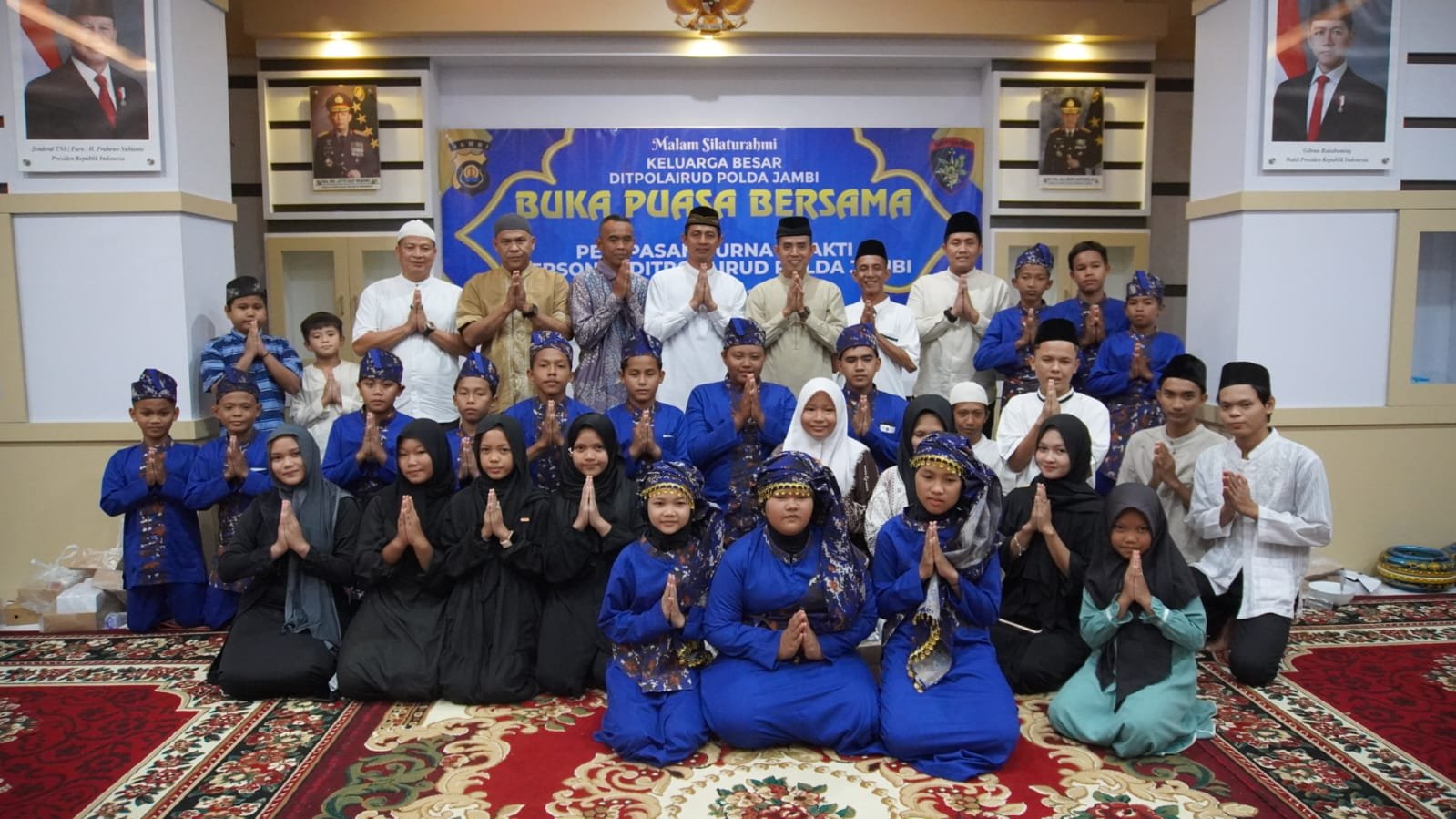Dirpolairud Polda Jambi Kombes Pol Agus Tri Waluyo foto bersama Tim Kesenian Islami Hadroh binaan Polairud Polda Jambi