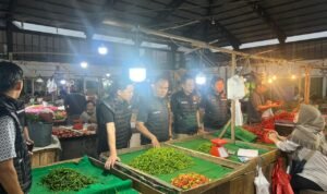 Jelang Idul Fitri 14446 H, Subdit Indagsi Polda Jambi melakukan pengecekan stok dan harga kebutuhan pokok di pasar Angso Duo