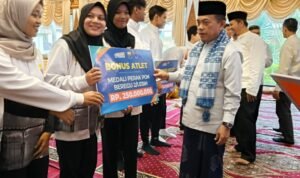 al haris serahkan bonus atlet pon aceh sumut