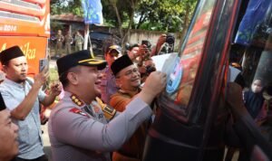 Kapolresta Jambi memasang stiker mudik lebaran gratis di bus pengangkut penumpang
