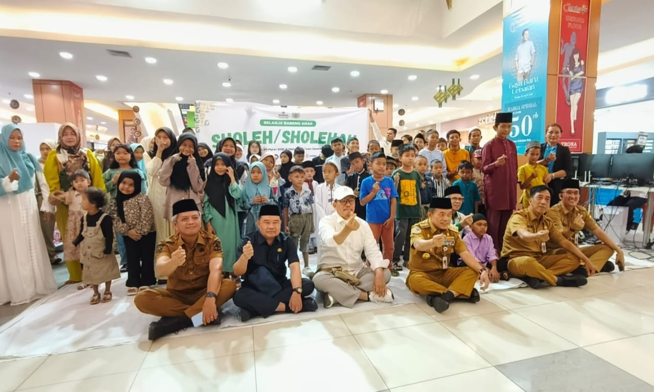 Gubernur Jambi Al Haris bersama ratusan anak yatim saat belanja kebutuhan lebaran
