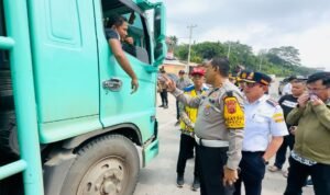 Pemeriksaan kendaraan yang melintas di kalan lintas Sumatera di Provinsi Jambi jelang hari raya Idul Fitri 1446 H