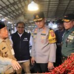 Gubernur Jambi Al Haris bersama tim Satgas Pangan saat meninjau stok dan harga bahan pokok di pasar Angso Duo