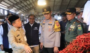 Gubernur Jambi Al Haris bersama tim Satgas Pangan saat meninjau stok dan harga bahan pokok di pasar Angso Duo