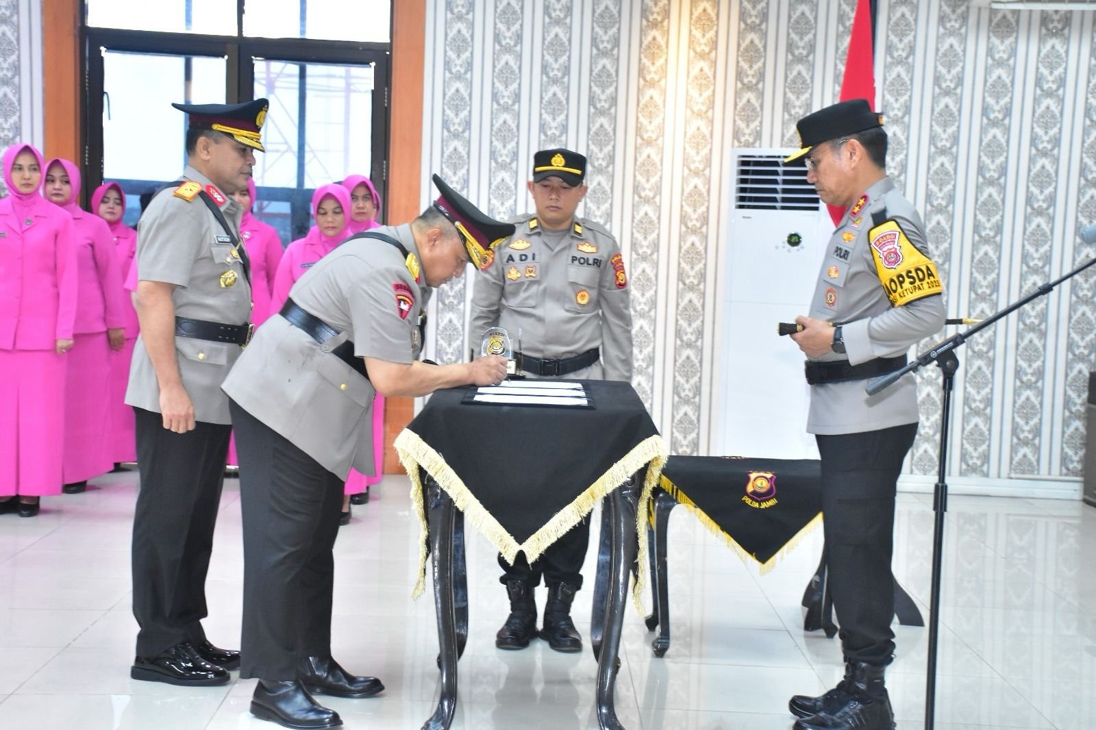 Penandatanganan berita acara setijab Wakapolda Jambi