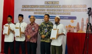 Kepala Lapas Kelas II A Jambi, Batara Hutasoit bersama warga binaan yang menerima remisi