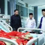 Gubernur Jambi Al Haris saat berdialog dengan pasien yang sedang dirawat