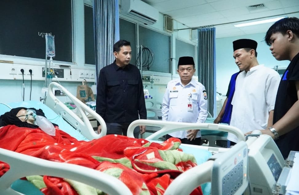 Gubernur Jambi Al Haris saat berdialog dengan pasien yang sedang dirawat