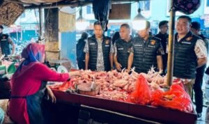 Subdit I Indagsi Ditreskrimsus Polda Jambi mengecek stok dan harga beberapa kebutuhan di pasar tradisional Angso Duo pasca Idul Fitri