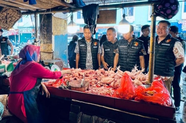 Subdit I Indagsi Ditreskrimsus Polda Jambi mengecek stok dan harga beberapa kebutuhan di pasar tradisional Angso Duo pasca Idul Fitri