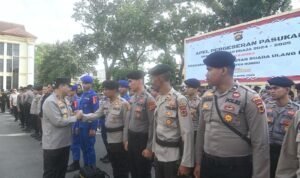 Wakapolda Jambi Brigjen Pol. Mirza Mustaqim saat melepas keberangkatan personel yang bertugas mengamankan PSU di Bungo