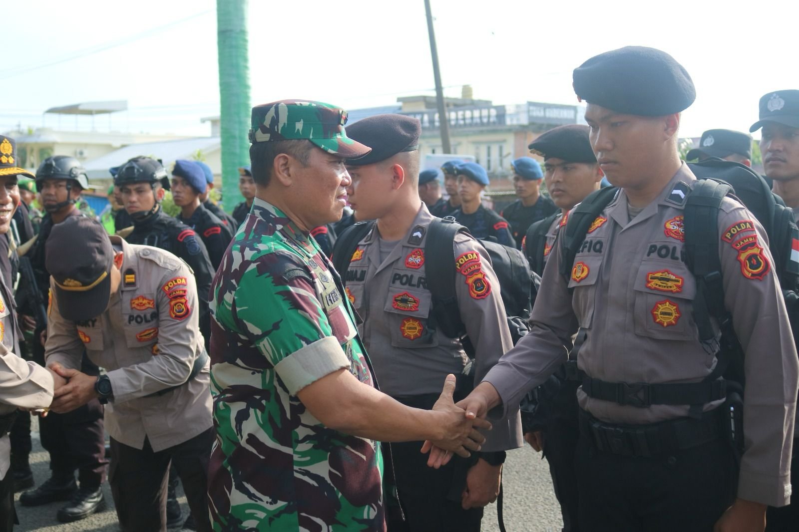 Danrem 042/Garuda Putih, Brigjen TNI Heri Purwanto menyalami personil Polri yang terlibat pengamanan PSU Pilkada Bungo