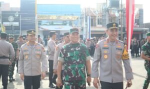 Kapolda Jambi Irjen Pol. Krisno H Siregar bersama Danrem 042/Gapu Brigjen TNI Heri Purwanto saat apel pergeseran pasukan pengamanan PSU Pilkada Bungo