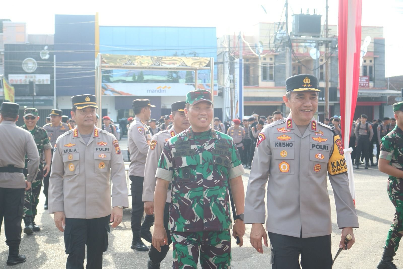 Kapolda Jambi Irjen Pol. Krisno H Siregar bersama Danrem 042/Gapu Brigjen TNI Heri Purwanto saat apel pergeseran pasukan pengamanan PSU Pilkada Bungo