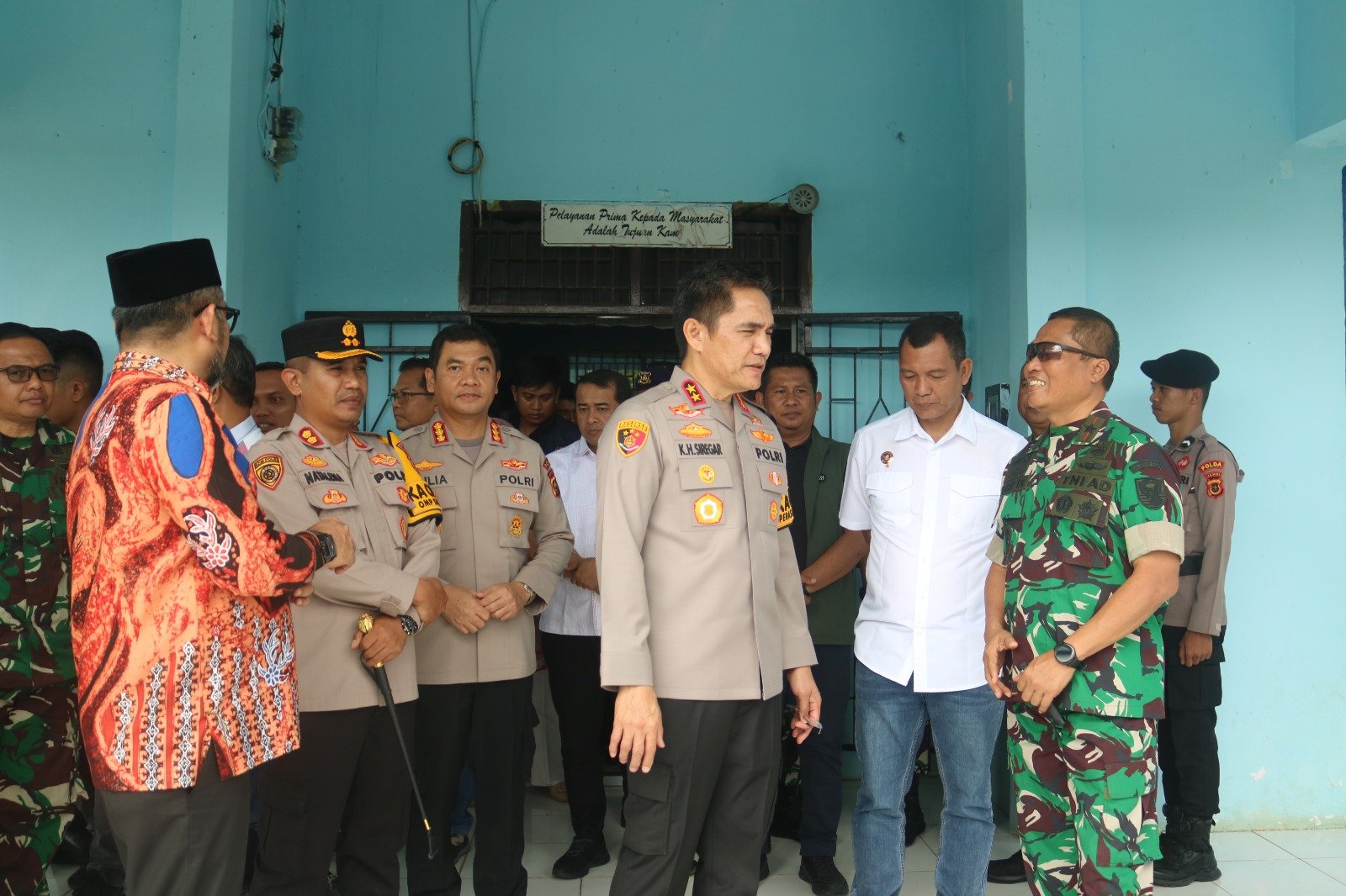 Danrem 042/Gapu Brigjen TNI Heri Purwanto bersama Kapolda Jambi Irjen Pol Krisno H. Siregar saat meninjau rekapitulasi penghitungan suara tingkat kecamatan PSU Bungo