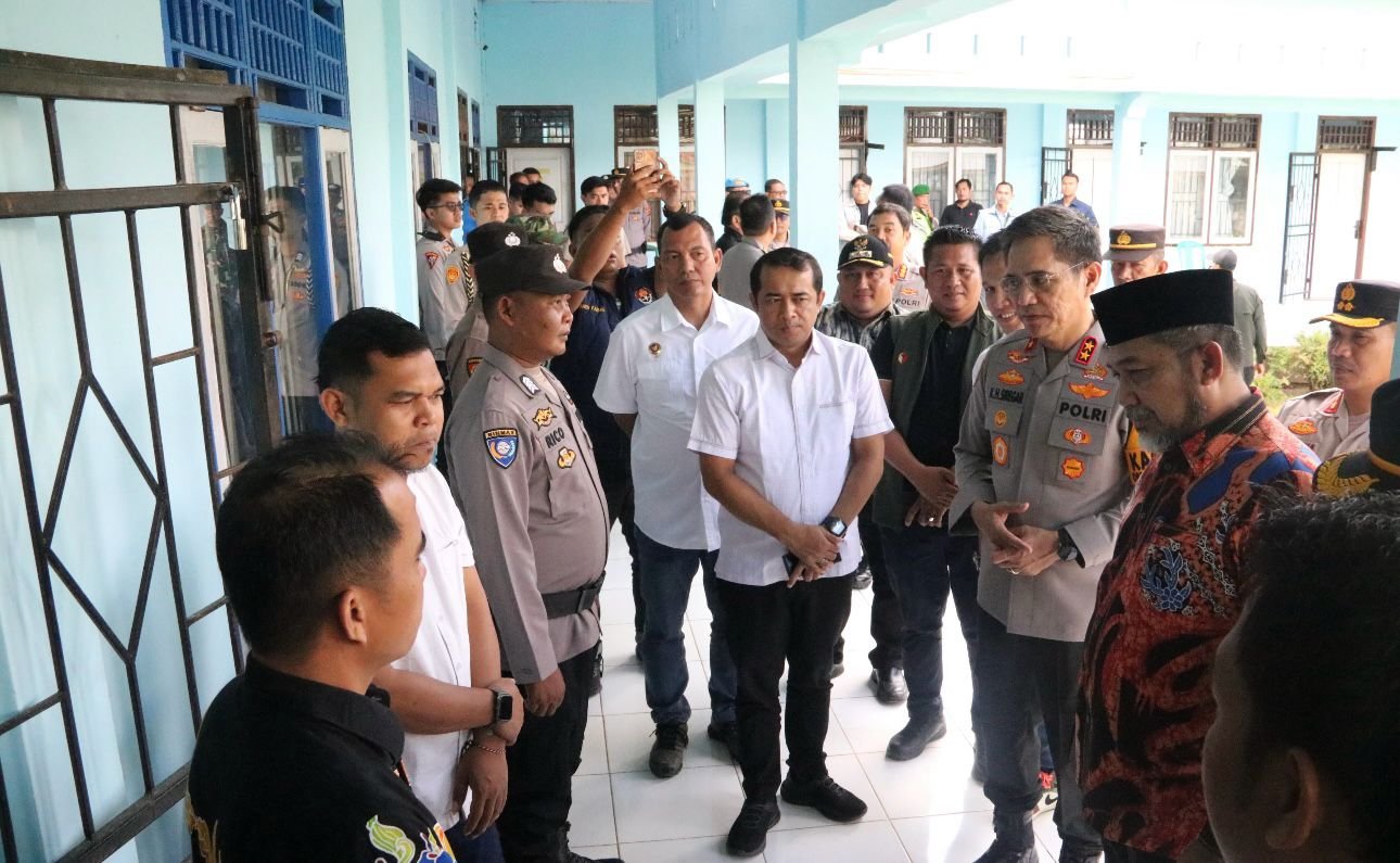 Kapolda Jambi Irjen Pol. Krisno H. Siregar saat meninjau penghitungan suara PSU Pilkada Bungo tingkat kecamatan