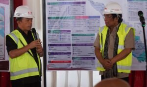 Gubernur Jambi Al Haris bersama Wakil Ketua Komisi V DPR RI Roberth Rouw saat meninjau pengerjaan jalan tol Jambi-Palembang