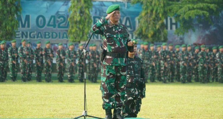 Danrem 042/Gapu Brigjen TNI Heri Purwanto bertindak sebagai inspektur upacara Peringatan Hari Kebangkitan Nasional ke-117