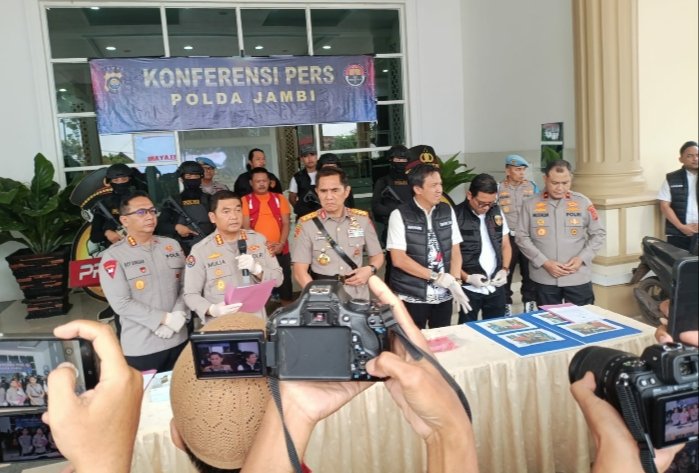 Kapolda Jambi Irjen Pol Krisno H Siregar saat memberikan keterangan pengungkapan kasus pembunuhan anggota Polres Muarojambi