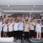Ketua Umum PBSI Provinsi Jambi foto bersama ketua dan pengurus PBSI Kota Jambi usai pelantikan