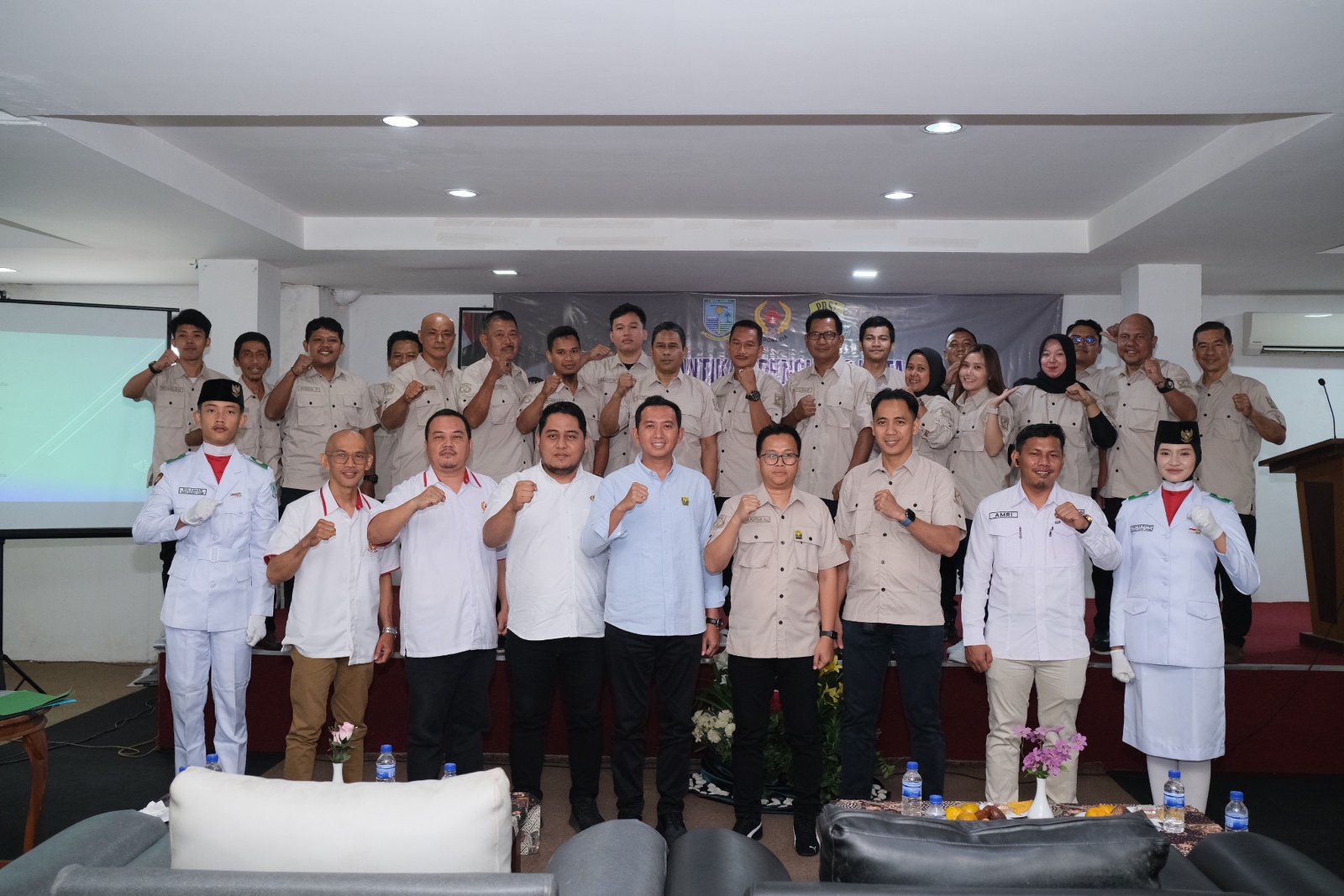Ketua Umum PBSI Provinsi Jambi foto bersama ketua dan pengurus PBSI Kota Jambi usai pelantikan