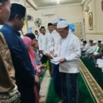 Gubernur Jambi Al Haris menyerahkan santunan kepada anak yatim