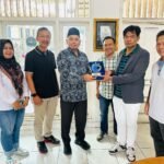 Penyerahan cendera mata dari Kanwil Kemenham Jambi kepada SMSI Provinsi Jambi