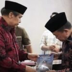 Gubernur Jambi Al Haris saat menghadiri acara bedah buku biografi H Abdurrahman Sayoeti (HAS) bersama Hasan Basri Agus