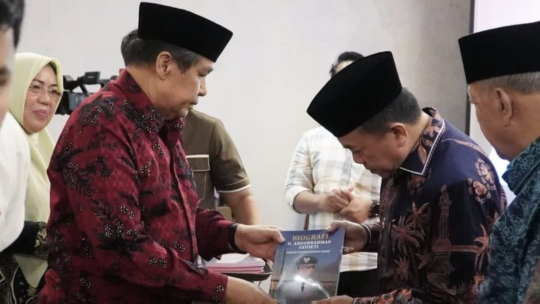 Gubernur Jambi Al Haris saat menghadiri acara bedah buku biografi H Abdurrahman Sayoeti (HAS) bersama Hasan Basri Agus