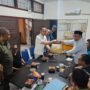 Hasan Mabruri saat mengembalikan berkas pendaftaran Ketum KONI Jambi