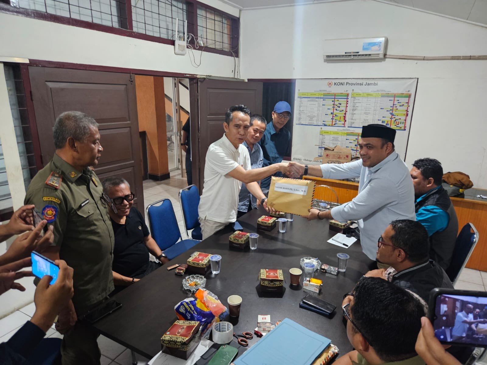 Hasan Mabruri saat mengembalikan berkas pendaftaran Ketum KONI Jambi