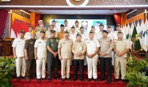 Gubernur Al Haris foto bersama usai pengukuhan dan pelantikan Ketua DPD PPAD Provinsi Jambi