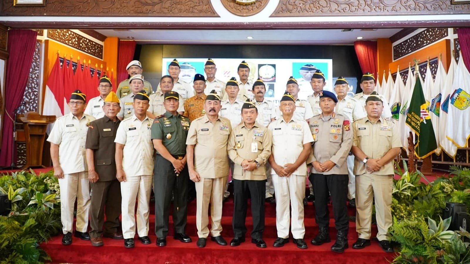 Gubernur Al Haris foto bersama usai pengukuhan dan pelantikan Ketua DPD PPAD Provinsi Jambi