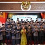 Gubernur Jambi Al Haris foto bersama petugas haji Provinsi Jambi usai pengukuhan