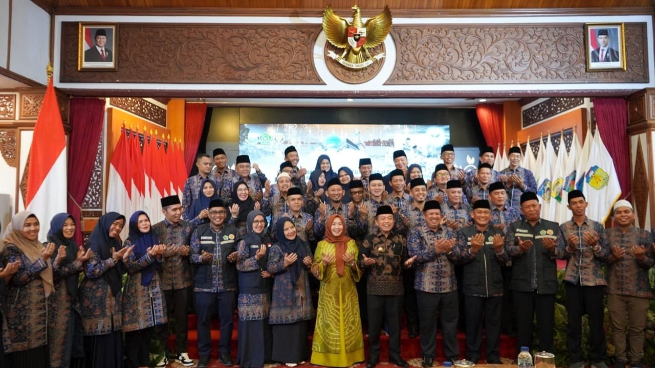 Gubernur Jambi Al Haris foto bersama petugas haji Provinsi Jambi usai pengukuhan