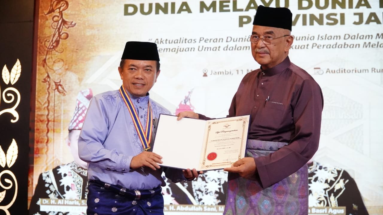 Gubernur Jambi Al Haris bersama Presiden Dewan Melayu Dewan Islam (DMDI) yang Di-Pertua Negeri Malaka Mohd. Ali Rustam