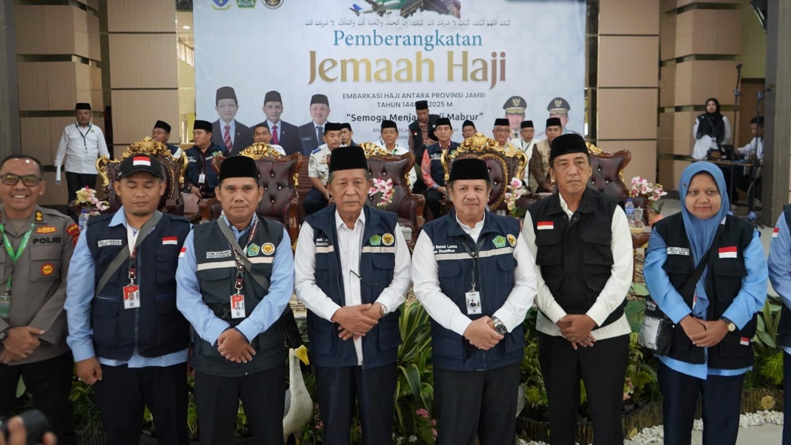 Wagub Abdullah Sani saat pelepasan CJH yang tergabung dalam Kloter 13 BTH Provinsi Jambi
