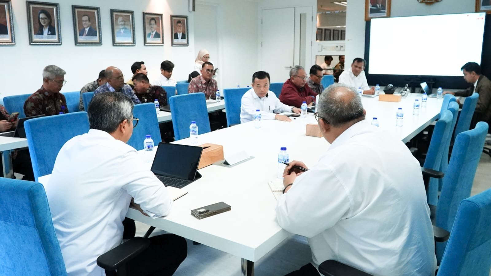 Suasana pertenuan Gubernur Jambi, Al Haris dengan Direktur Jenderal Pembiayaan Infrastruktur Kementerian Pekerjaan Umum (PU)