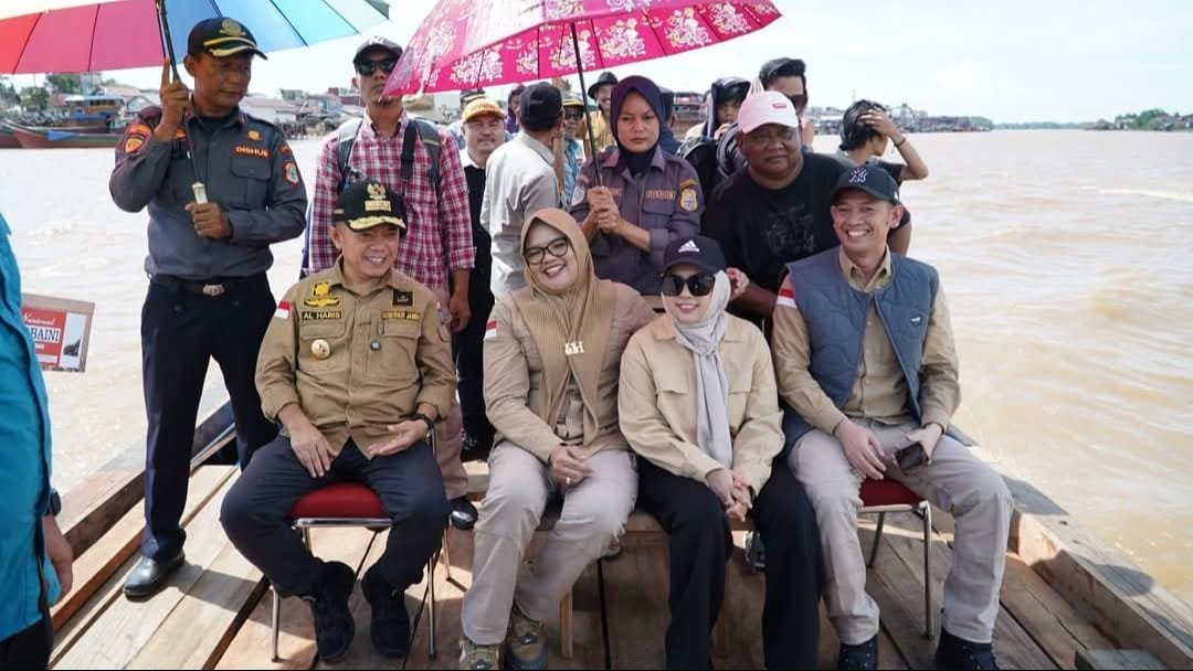Gubernur Jambi Al Haris bersama Bupati Tanjab Timur Dillah Hikmah Sari saat melakukan pertisun di Air Hitam Laut
