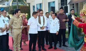Wamendagri Bima Arya bersama Gubernur Jambi Al Haris, saat tiba di bandara Jambi
